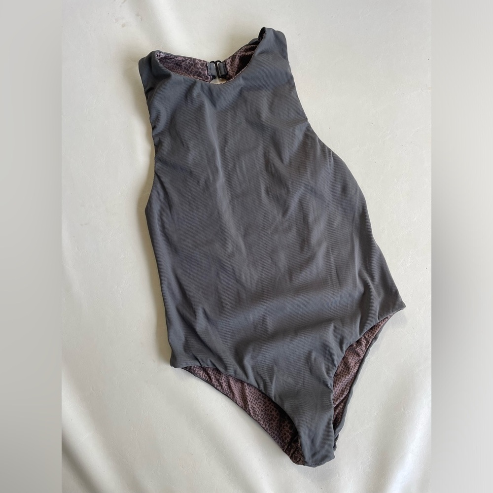 Acacia Cece ribbed in Carob
